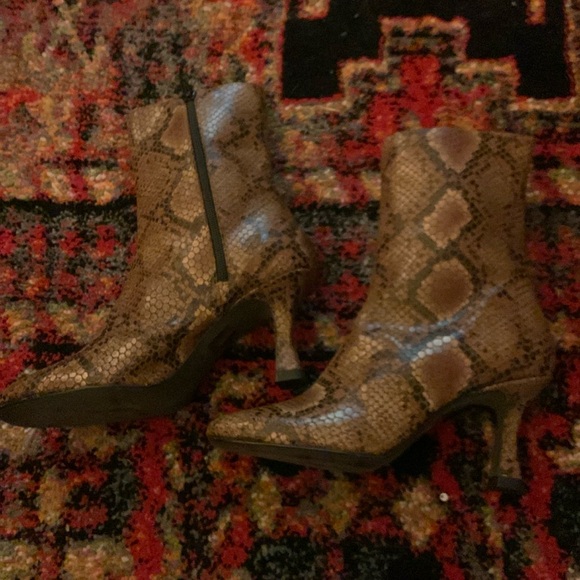 NWOB Size 36 Free people snakeskin bootie with side zip - Picture 2 of 8